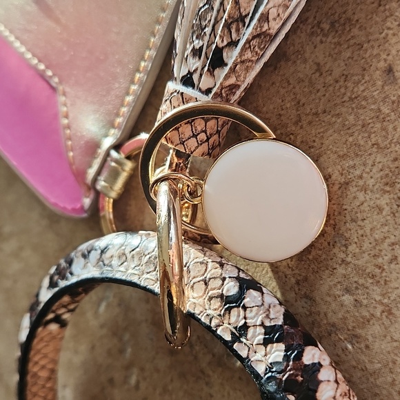 Oventure keychain wristlet with snakeskin design and tassel - Picture 8 of 11